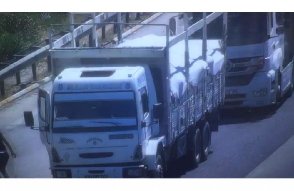 Konya plakalı tır, kamyona çarptı! Ali Kayalar ağır yaralandı! Buğday ve karpuzlar yola saçıldı