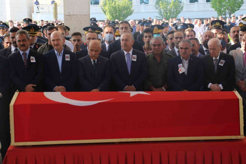 Fırat Kalkanı şehidi Sözleşmeli Er Mevlüt Yoğurtçu dualarla toprağa verildi!