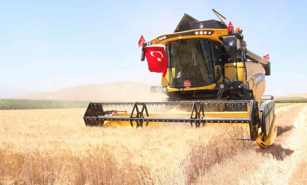 Karaman ovasında son buğday hasadını Vali Akkoyun yaptı