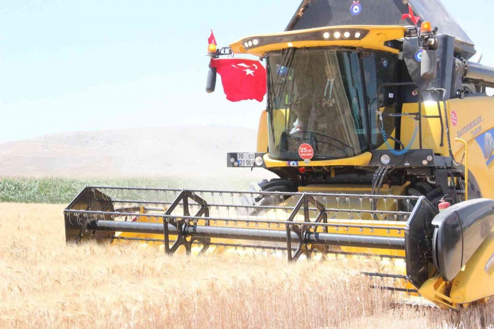 Karaman ovasında son buğday hasadını Vali Akkoyun yaptı