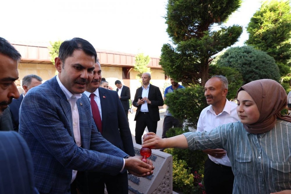 Murat Kurum, çam ağacından yapılan makam aracıyla Çamlıdere'de tur attı