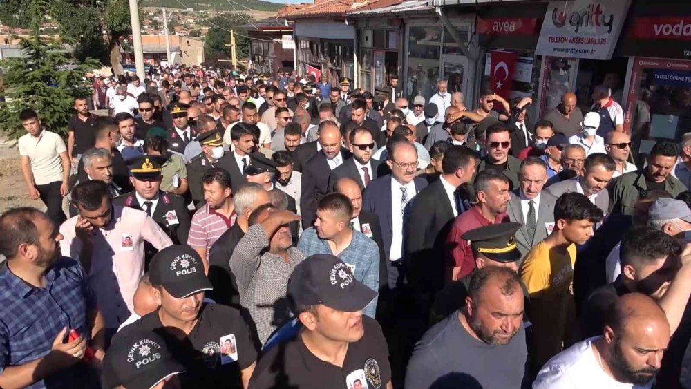 Şehit Tankçı Sözleşmeli Er Mert Otal'a son görev! Ağabeyini böyle uğurladı