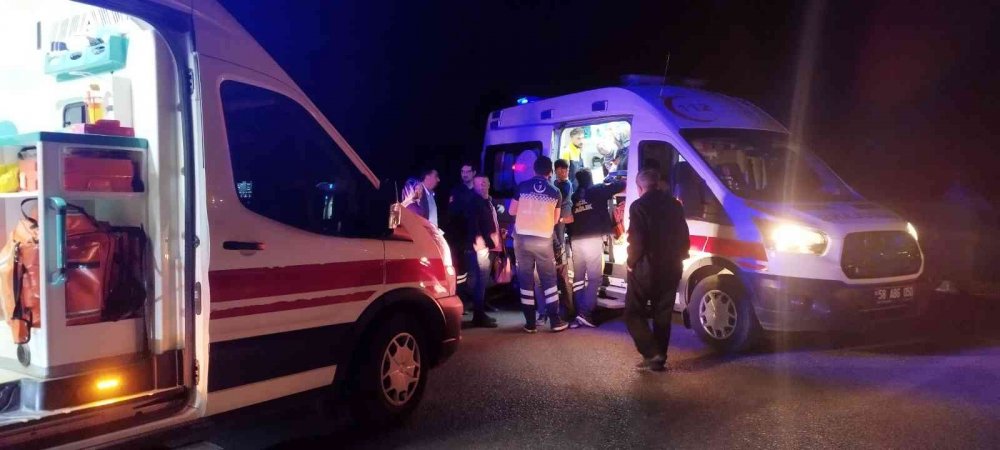Sivas'ta otomobiller çarpıştı! 1'i bebek 5 yaralandı