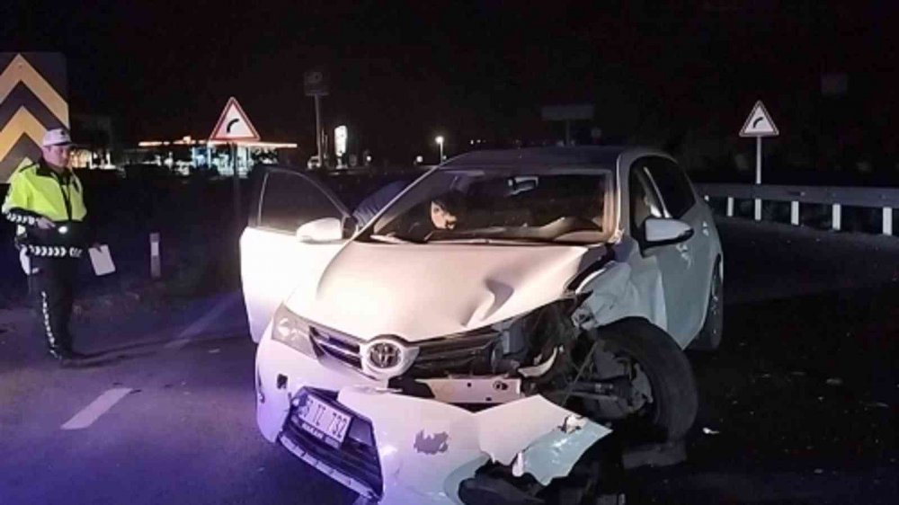 Sivas'ta otomobiller çarpıştı! 1'i bebek 5 yaralandı