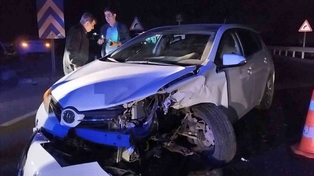 Sivas'ta otomobiller çarpıştı! 1'i bebek 5 yaralandı