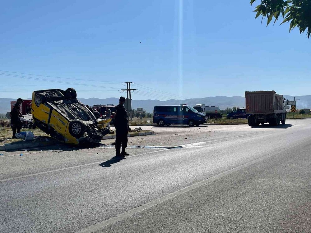 Afyon-Konya yolunda kamyonla çarpışan taksi ters döndü! 4 yaralı