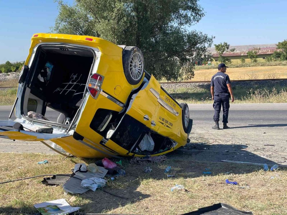 Afyon-Konya yolunda kamyonla çarpışan taksi ters döndü! 4 yaralı