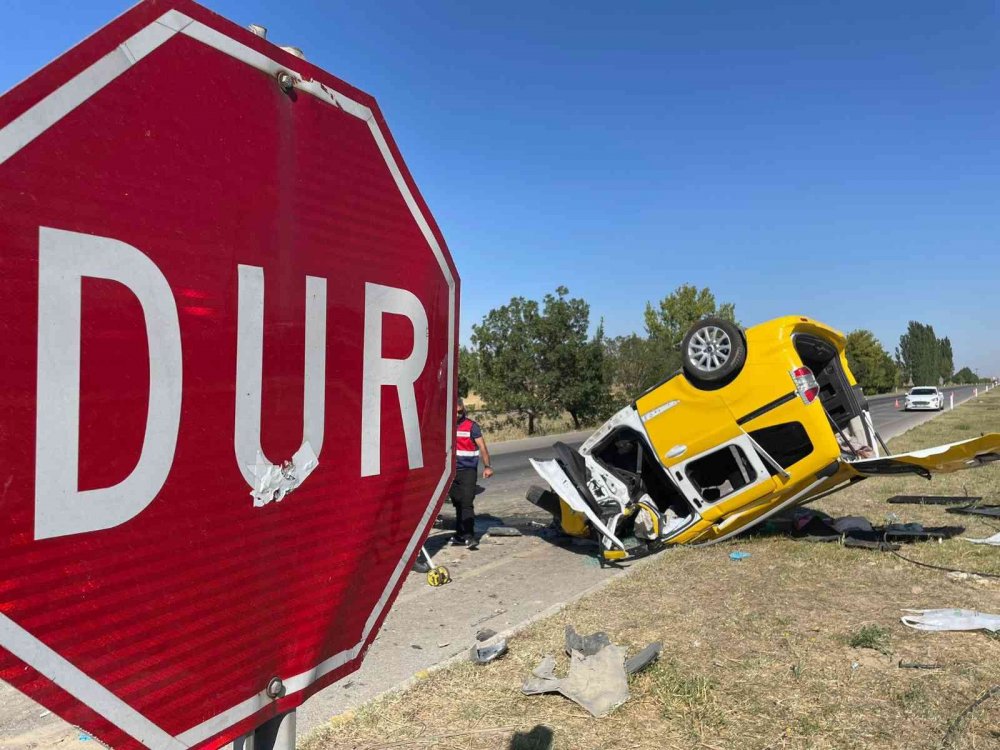 Afyon-Konya yolunda kamyonla çarpışan taksi ters döndü! 4 yaralı