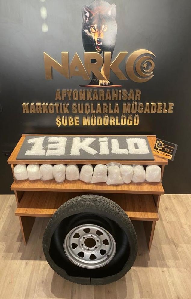 Afyon'da arazi aracının stepne lastiğinden 13 kilo metanfetamin çıktı! 2'si yabancı uyruklu 4 gözaltı