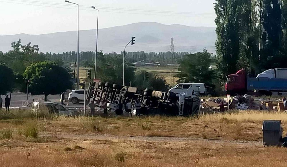 Konya-Afyon yolunda kaza! Boya yüklü tır otomobile çarpıp devrildi!