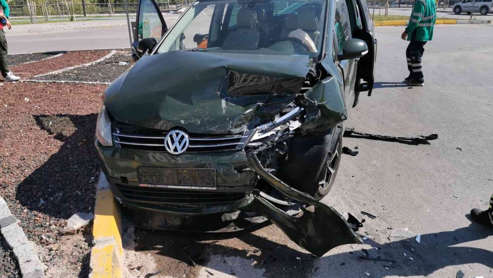 Aksaray’da otomobiller çarpıştı! 3 yaralı