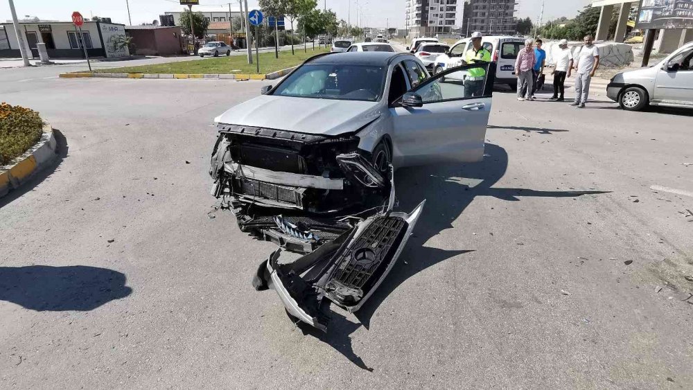 Aksaray’da otomobiller çarpıştı! 3 yaralı