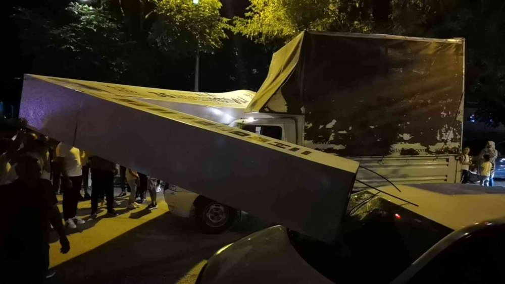 Kültür parkta festival giriş totemi devrildi! Faciadan dönüldü