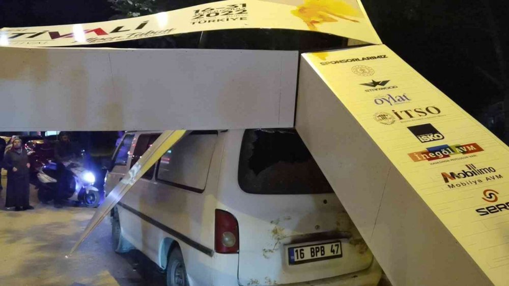 Kültür parkta festival giriş totemi devrildi! Faciadan dönüldü