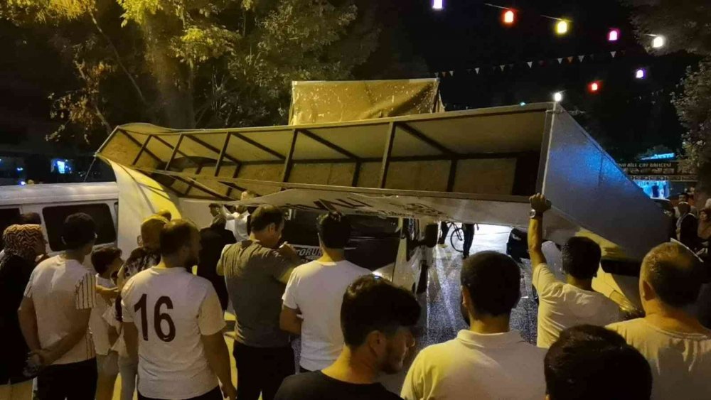 Kültür parkta festival giriş totemi devrildi! Faciadan dönüldü
