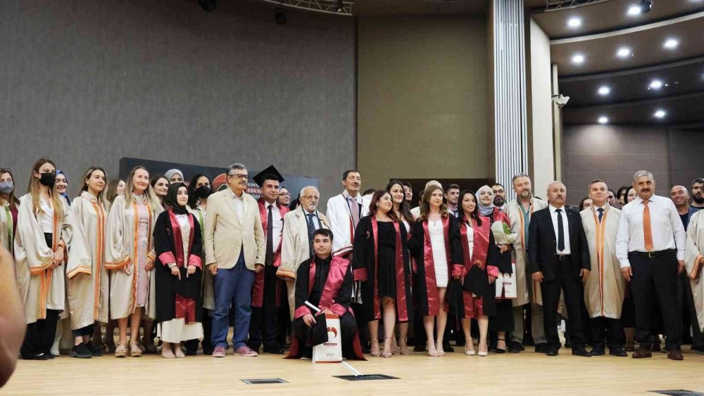 Konya Gıda ve Tarım Üniversitesi 2022 mezunları kep fırlattı