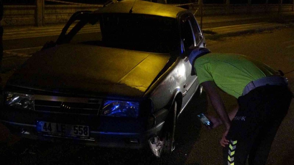 Lastiği patlayan otomobil karşı şeride geçerek kaza yaptı! Araçlar hurdaya döndü! 3 yaralı