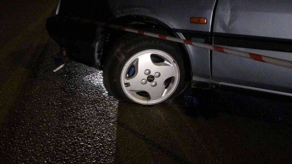 Lastiği patlayan otomobil karşı şeride geçerek kaza yaptı! Araçlar hurdaya döndü! 3 yaralı