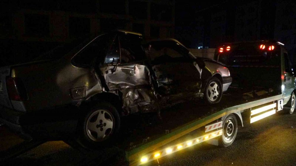 Lastiği patlayan otomobil karşı şeride geçerek kaza yaptı! Araçlar hurdaya döndü! 3 yaralı