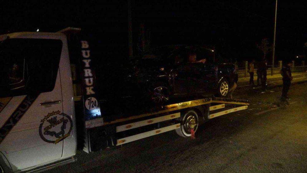 Lastiği patlayan otomobil karşı şeride geçerek kaza yaptı! Araçlar hurdaya döndü! 3 yaralı