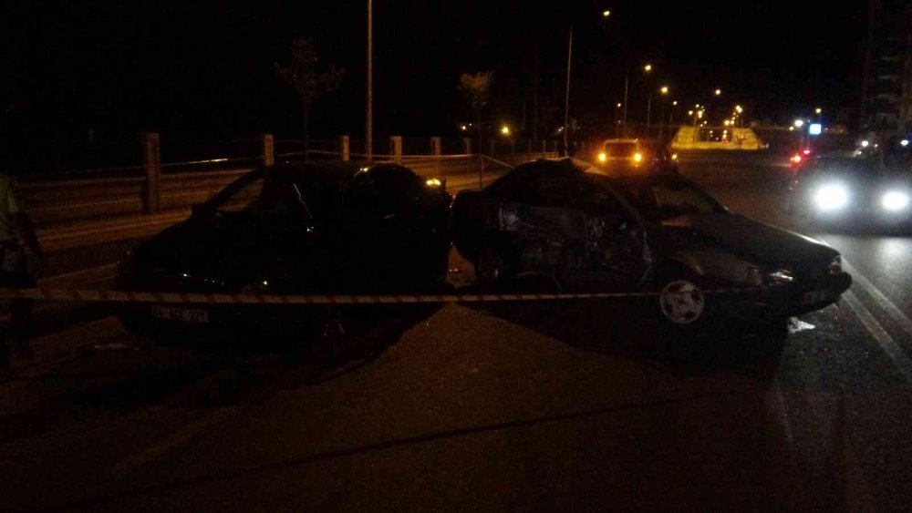 Lastiği patlayan otomobil karşı şeride geçerek kaza yaptı! Araçlar hurdaya döndü! 3 yaralı