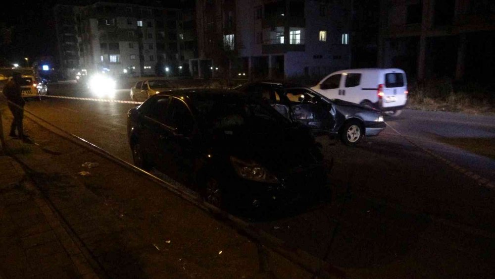 Lastiği patlayan otomobil karşı şeride geçerek kaza yaptı! Araçlar hurdaya döndü! 3 yaralı