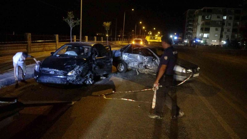 Lastiği patlayan otomobil karşı şeride geçerek kaza yaptı! Araçlar hurdaya döndü! 3 yaralı