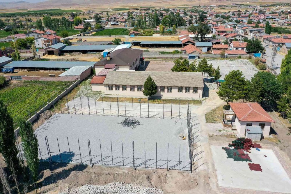 Meram'a 6 halı saha daha