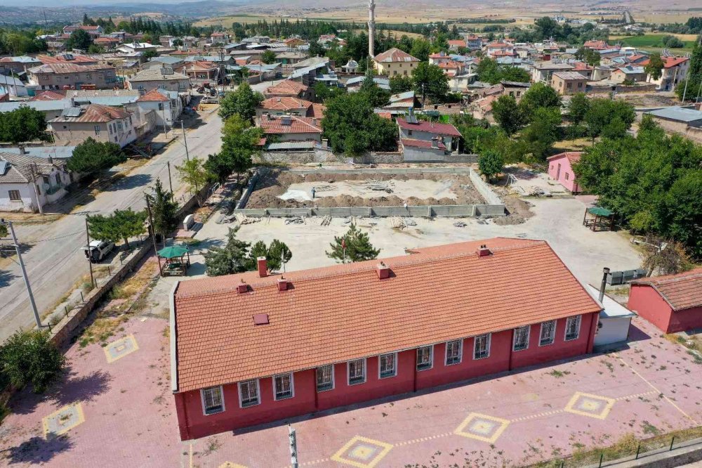 Meram'a 6 halı saha daha