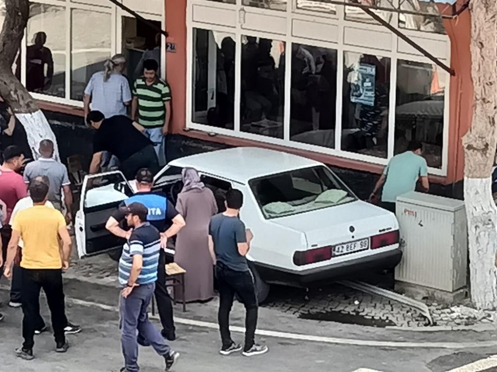 Konya'da panik anları! Otomobil kahvehaneye daldı