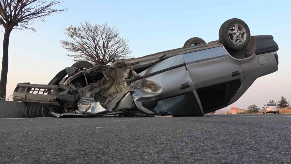 Konya'ya gelen tıra çarpan otomobil takla attı! 1 yaralı