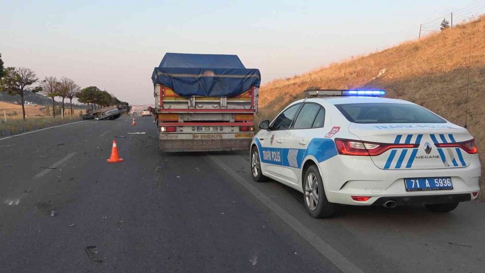 Konya'ya gelen tıra çarpan otomobil takla attı! 1 yaralı