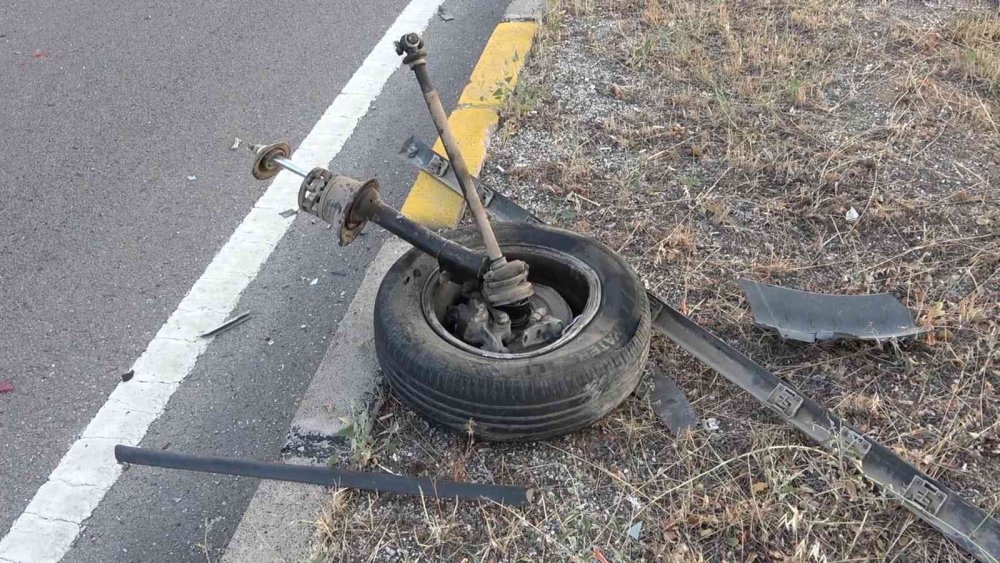 Konya'ya gelen tıra çarpan otomobil takla attı! 1 yaralı