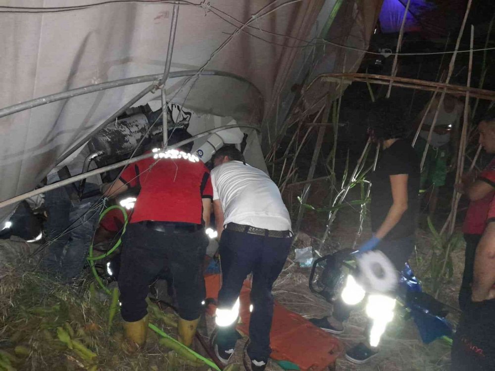 Tavuk yüklü kamyon seranın üstüne düştü! Kabinde sıkışan sürücü için seferber oldular