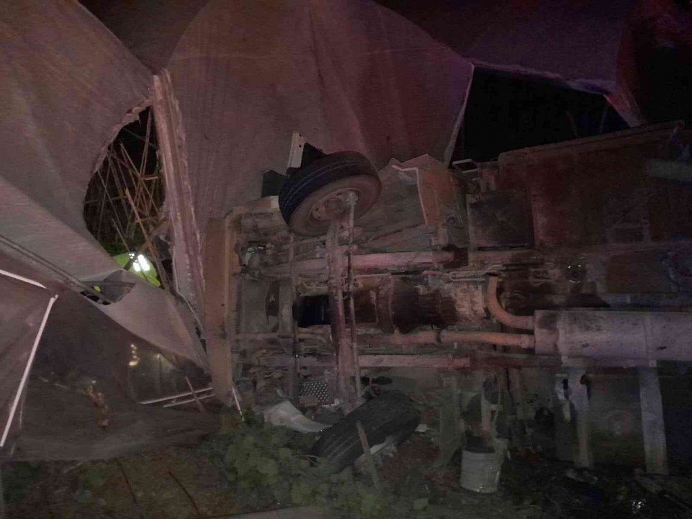 Tavuk yüklü kamyon seranın üstüne düştü! Kabinde sıkışan sürücü için seferber oldular