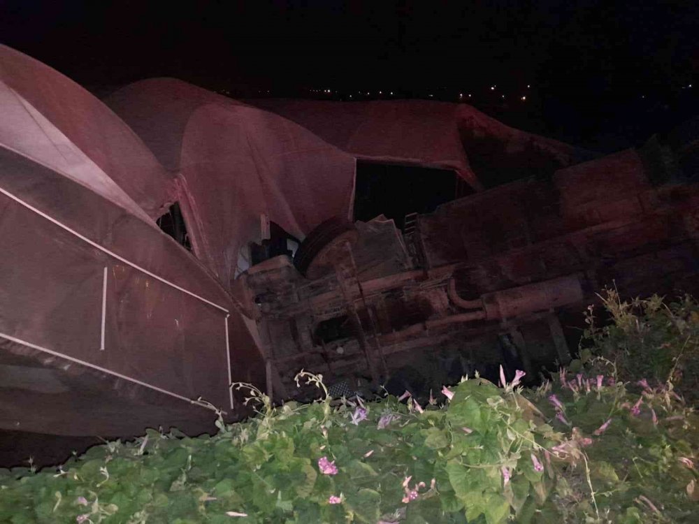 Tavuk yüklü kamyon seranın üstüne düştü! Kabinde sıkışan sürücü için seferber oldular