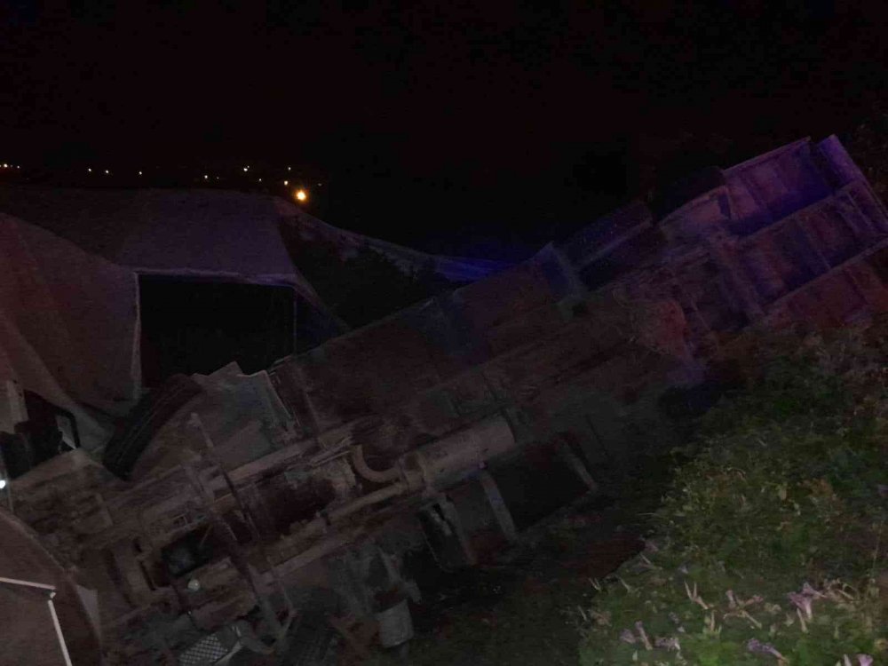 Tavuk yüklü kamyon seranın üstüne düştü! Kabinde sıkışan sürücü için seferber oldular