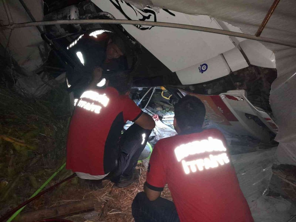 Tavuk yüklü kamyon seranın üstüne düştü! Kabinde sıkışan sürücü için seferber oldular