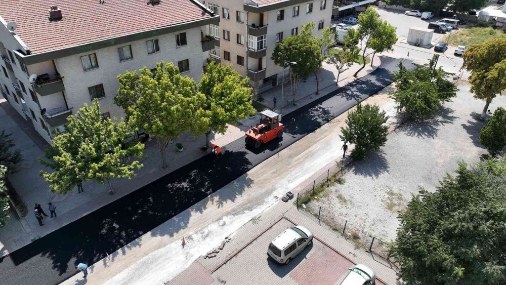 Konya Selçuklu'da sıcak mesai! Bir sokağa bin 400 ton asfalt serildi