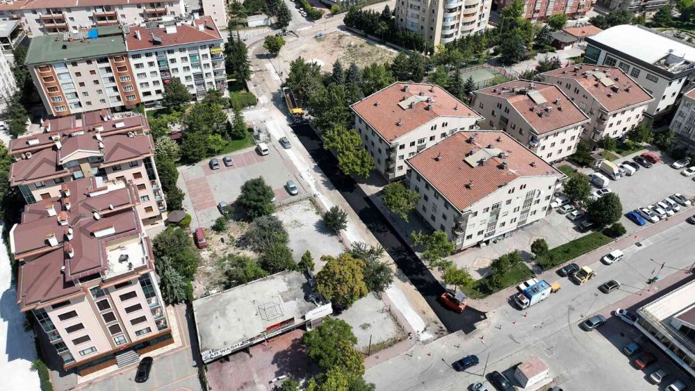 Konya Selçuklu'da sıcak mesai! Bir sokağa bin 400 ton asfalt serildi