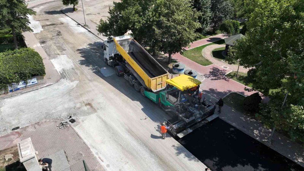 Konya Selçuklu'da sıcak mesai! Bir sokağa bin 400 ton asfalt serildi