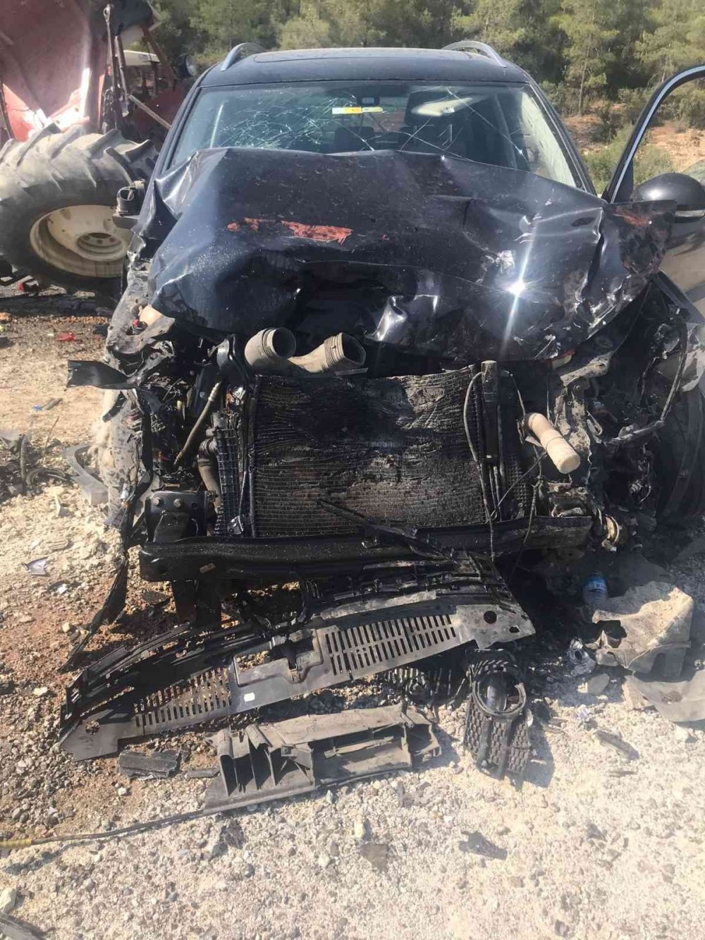 Manavgat-Konya yolunda otomobille traktör çarpıştı! 6 yaralı