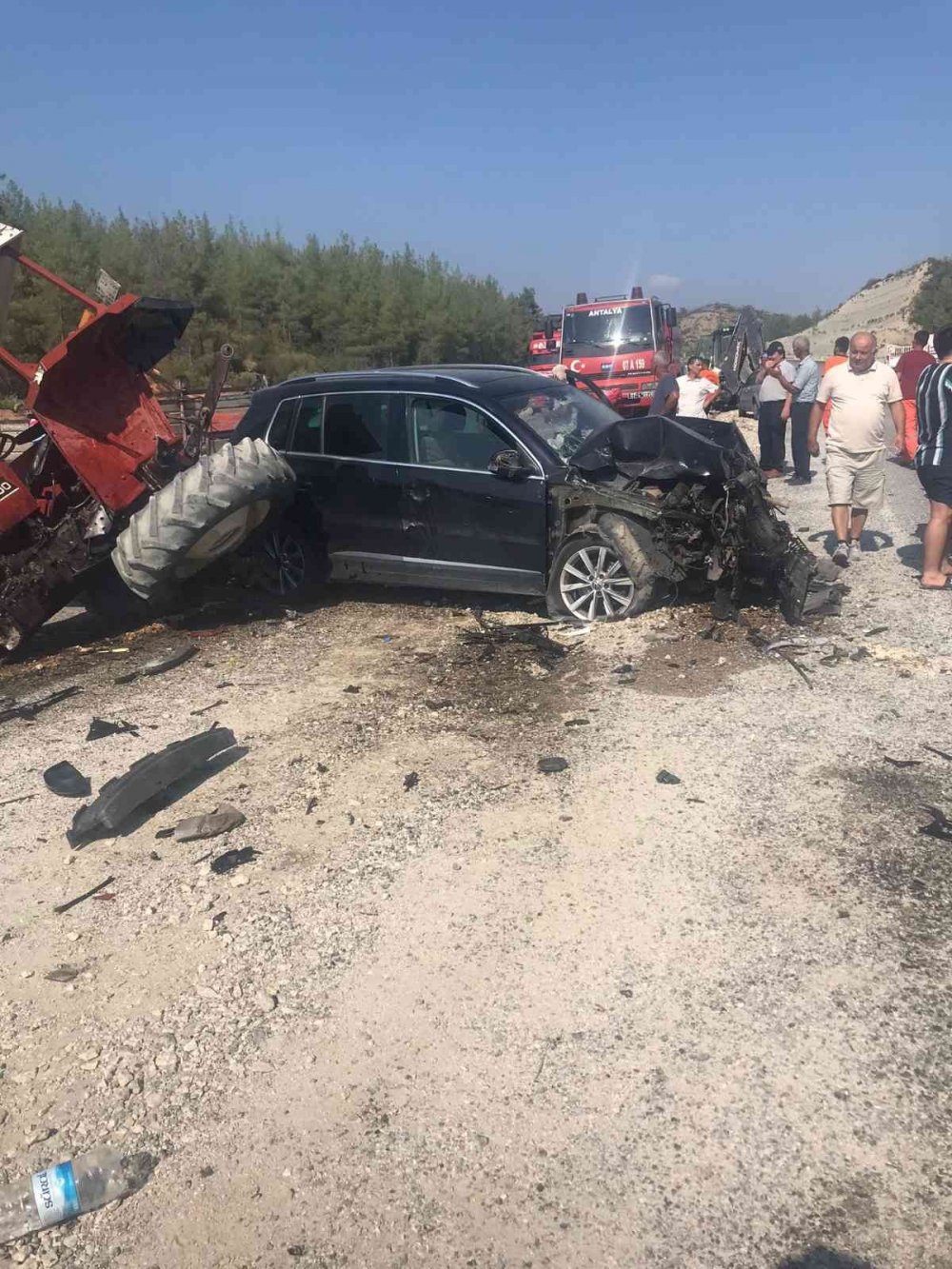 Manavgat-Konya yolunda otomobille traktör çarpıştı! 6 yaralı