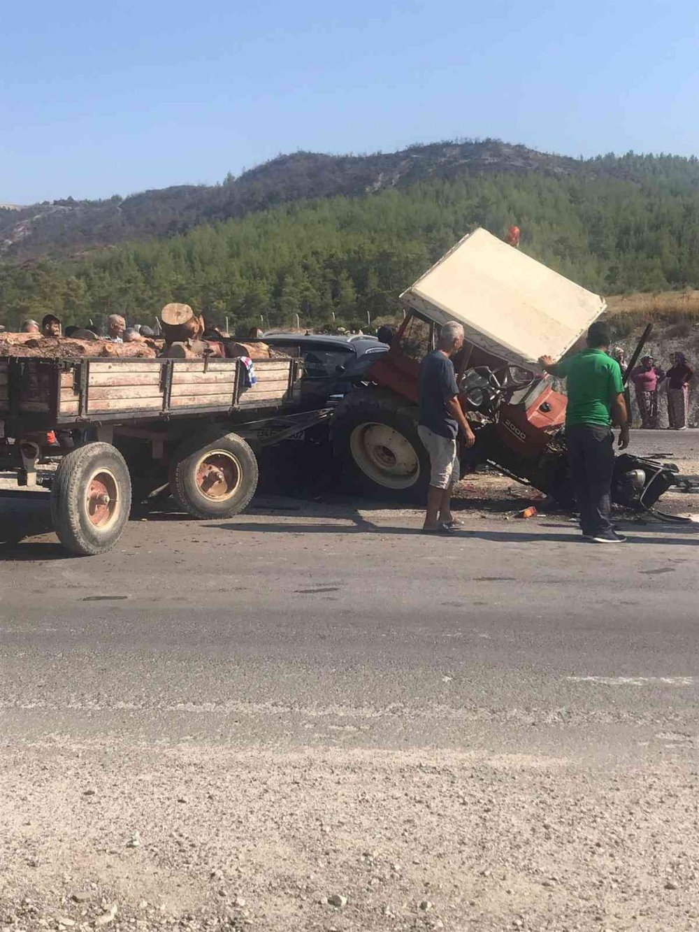 Manavgat-Konya yolunda otomobille traktör çarpıştı! 6 yaralı