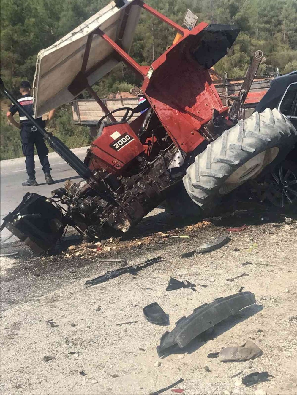 Manavgat-Konya yolunda otomobille traktör çarpıştı! 6 yaralı