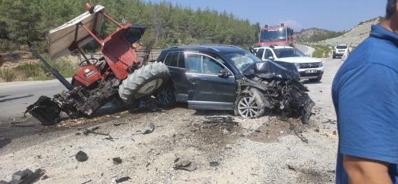 Manavgat-Konya yolunda otomobille traktör çarpıştı! 6 yaralı