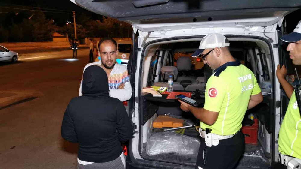 Aksaray'da ters şeride giren genç kadın hem alkollü hem de aday sürücü çıktı!