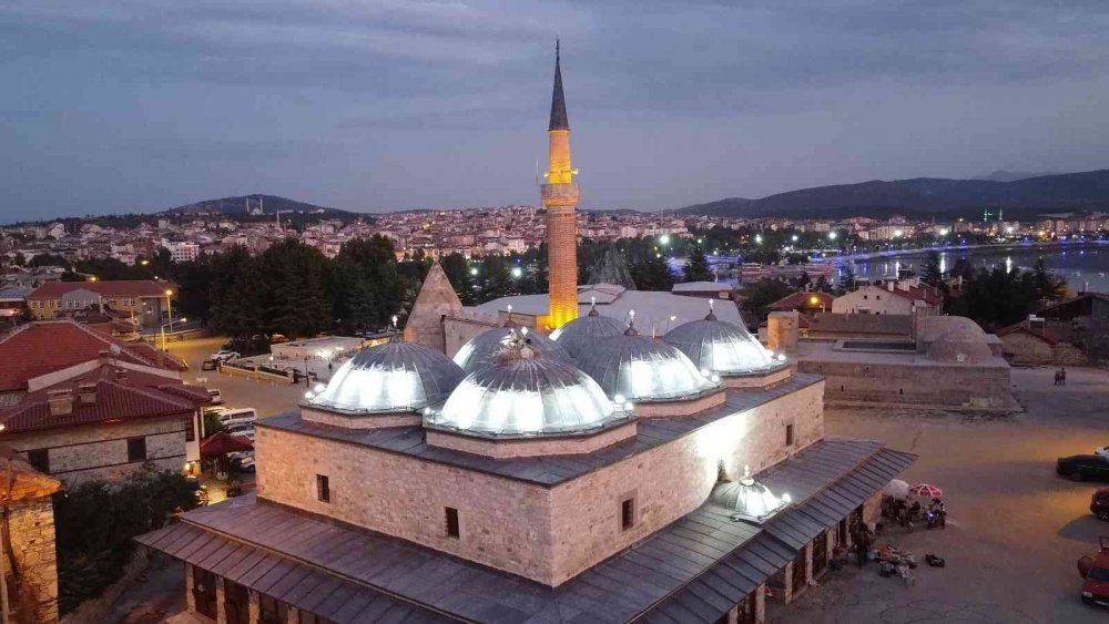 Konya'da tarihi bedestende yuva yapan leylekler neşe kaynağı oldu