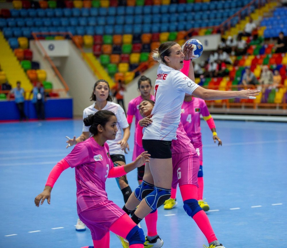 A Milli Kadın Hentbol Takımı Konya 2021'deki ilk maçında Bangladeş'i açık ara mağlup etti