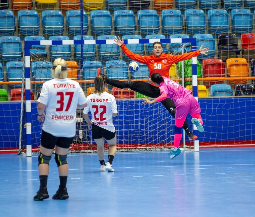 A Milli Kadın Hentbol Takımı Konya 2021'deki ilk maçında Bangladeş'i açık ara mağlup etti